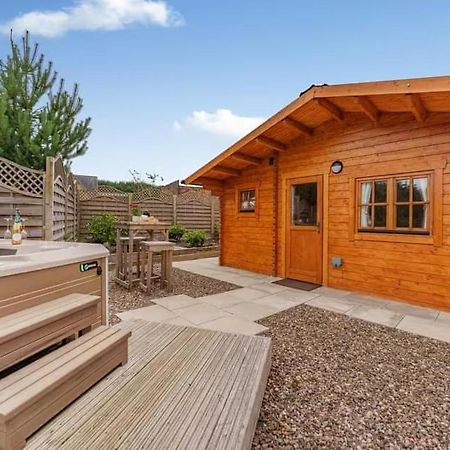 Lochinvar - Clydesdale Log Cabin With Hot Tub Airdrie Εξωτερικό φωτογραφία