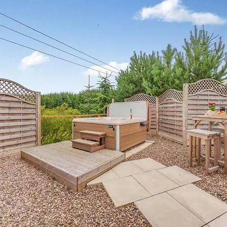 Lochinvar - Clydesdale Log Cabin With Hot Tub Airdrie Εξωτερικό φωτογραφία