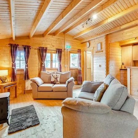 Lochinvar - Clydesdale Log Cabin With Hot Tub Airdrie Εξωτερικό φωτογραφία
