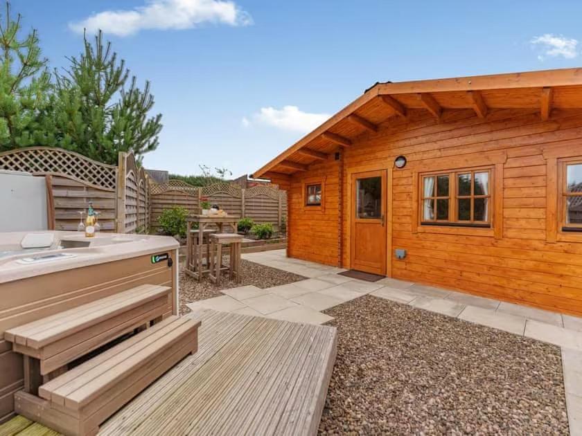 Lochinvar - Clydesdale Log Cabin With Hot Tub Airdrie Εξωτερικό φωτογραφία