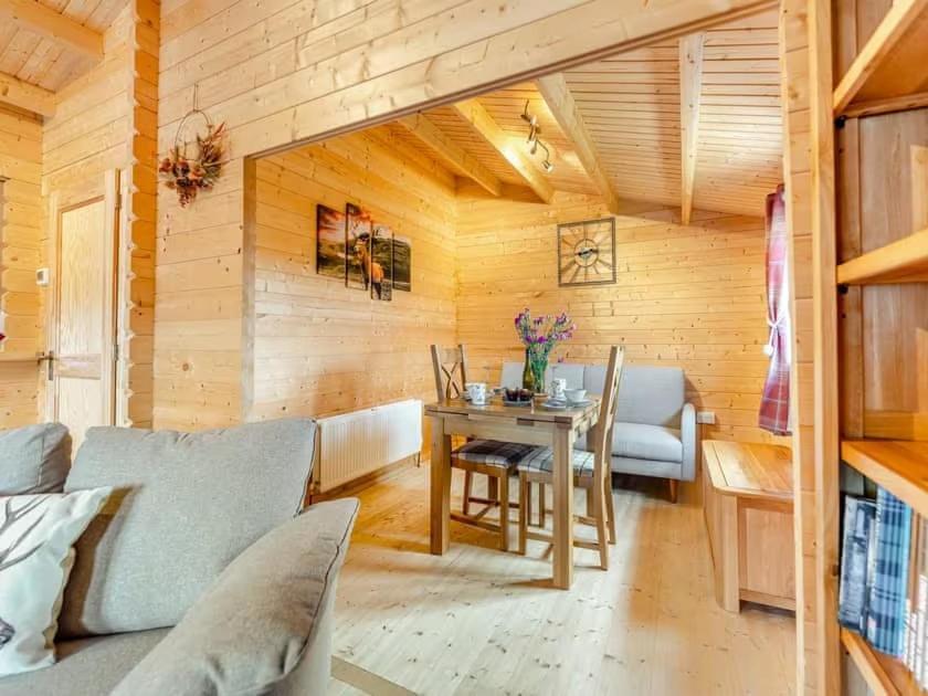 Lochinvar - Clydesdale Log Cabin With Hot Tub Airdrie Εξωτερικό φωτογραφία