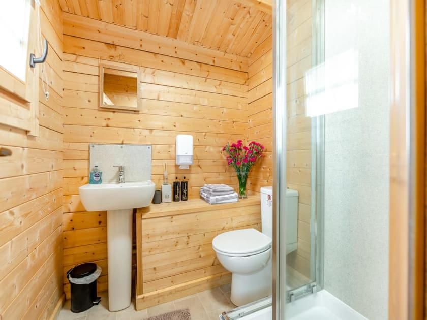 Lochinvar - Clydesdale Log Cabin With Hot Tub Airdrie Εξωτερικό φωτογραφία