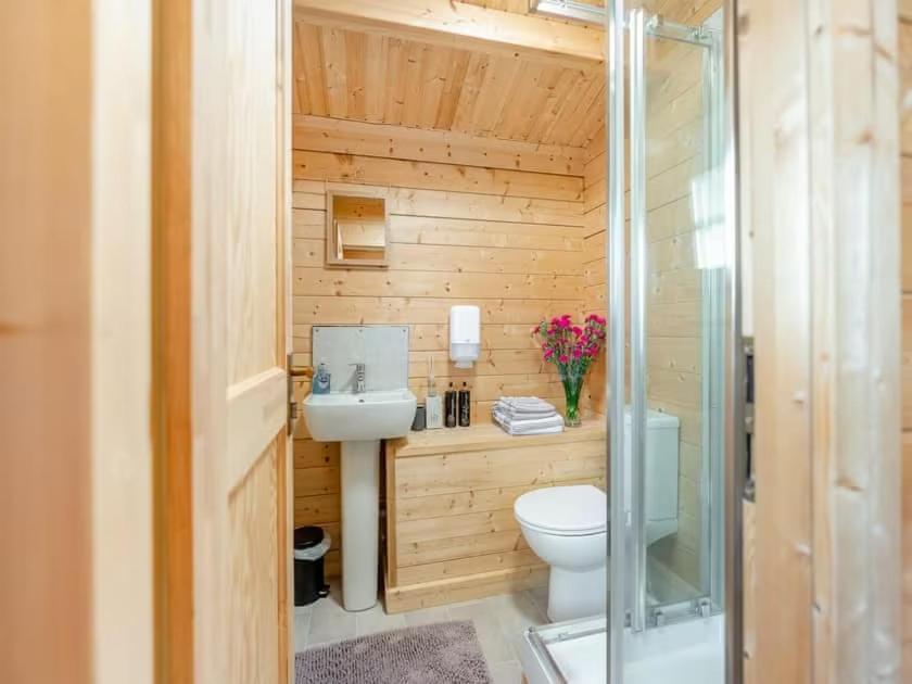 Lochinvar - Clydesdale Log Cabin With Hot Tub Airdrie Εξωτερικό φωτογραφία